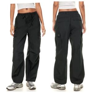 Aritzia TNA Squad Pocket Parachute Pants Oversized Cargo Mid Rise Black Medium!